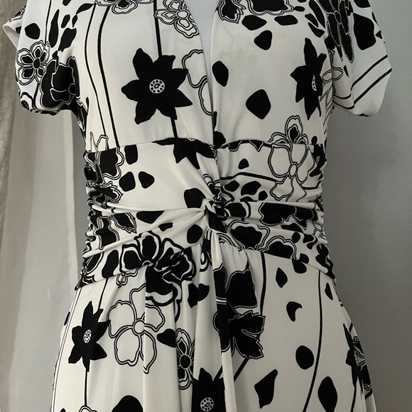 Dress. Knee length - Picture 3 of 16